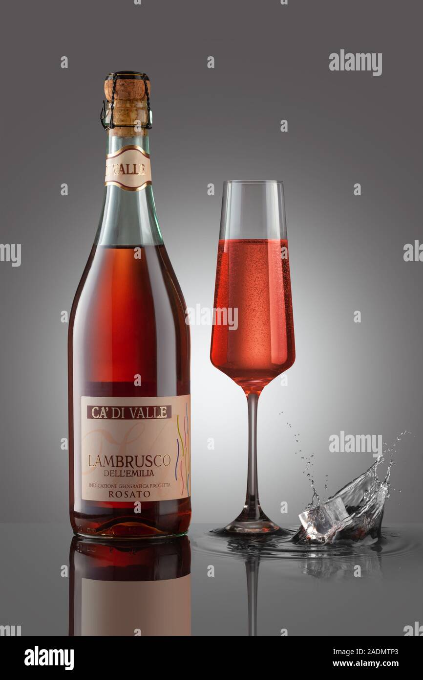 Download Lambrusco Bottle High Resolution Stock Photography And Images Alamy Yellowimages Mockups