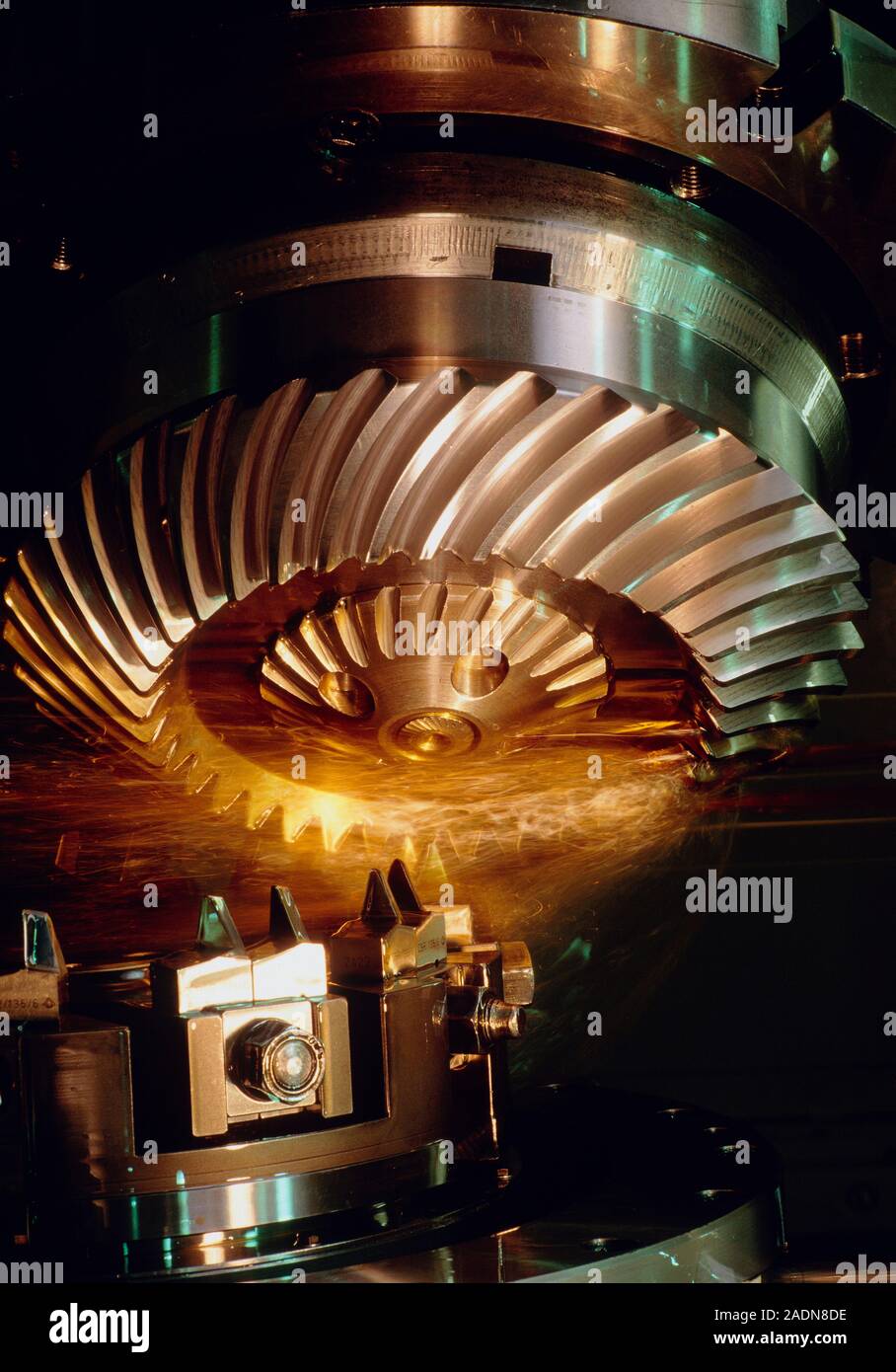 Gear production. Milling machine for producing bevel gear pairs. A