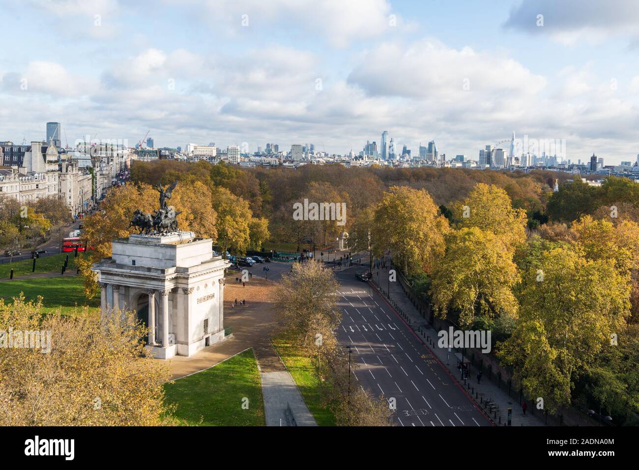 Wellington Arch, a triumphal arch built to commemorate Britain's victories in the Napoleonic Wars, stands at Hyde Park Corner in London, England, UK Stock Photo