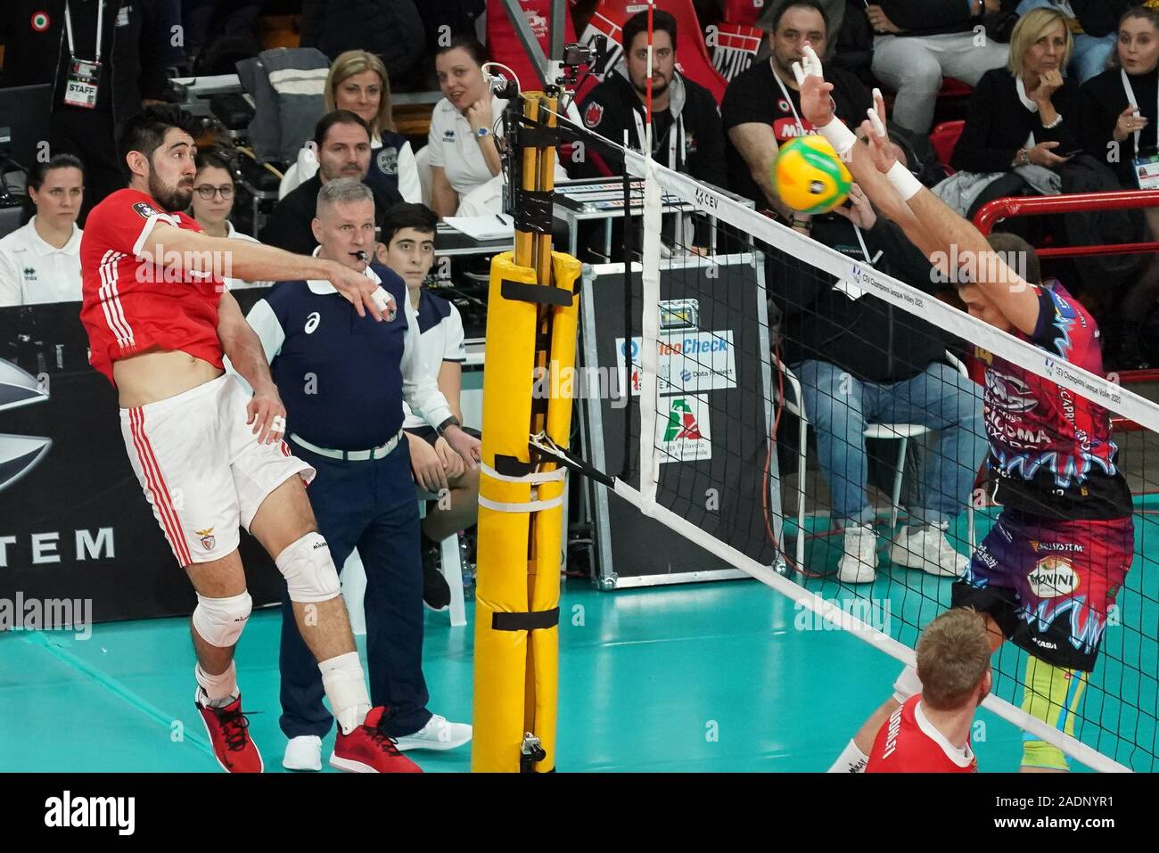 aleixo andre' ryuma oto (n18 benfica lisboa) spike during Sir Sicoma Monini Perugia vs Benfica Lisbona , Volleybal Champions League Men Championship in Perugia, Italy, December 04 2019 Stock Photo