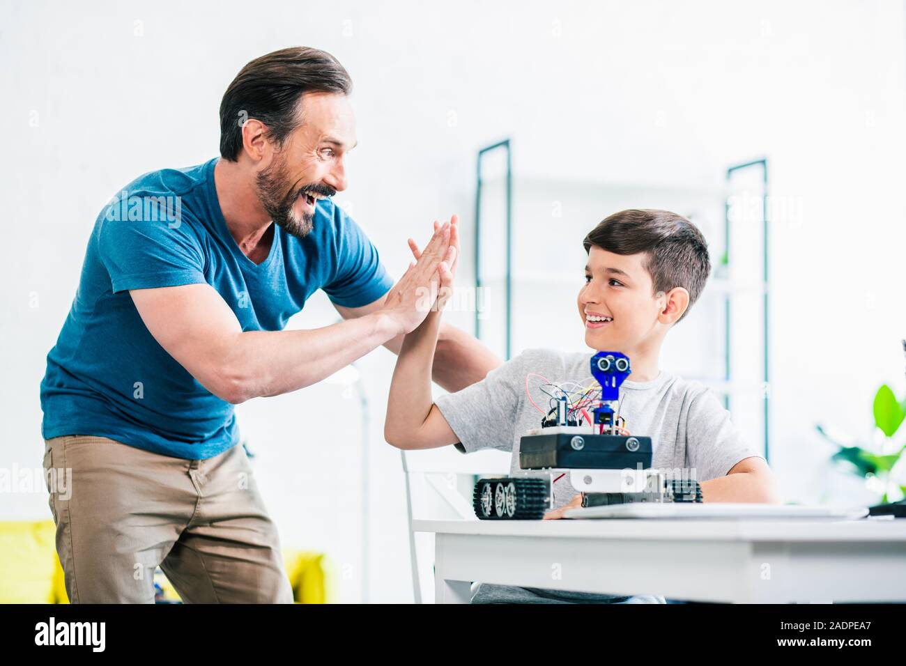 Папа смотрит телефон картинка. Семья со взросллымидеьми. Счастливый мужчина. Неудачные семейные фотосессии. Взрослый мужчина.