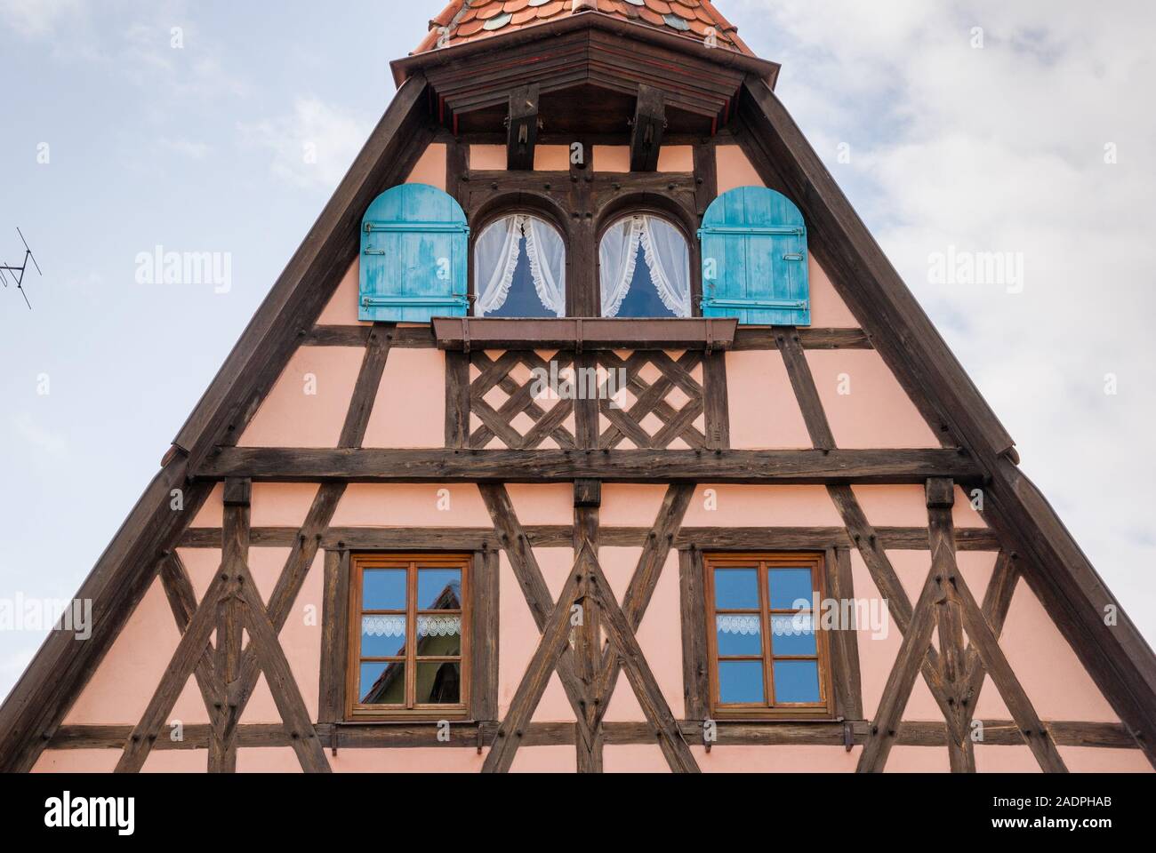 Gibeldetail an einem Fachwerkhaus in Rothenburg ob der Tauber, Bayern, Deutschland Stock Photo