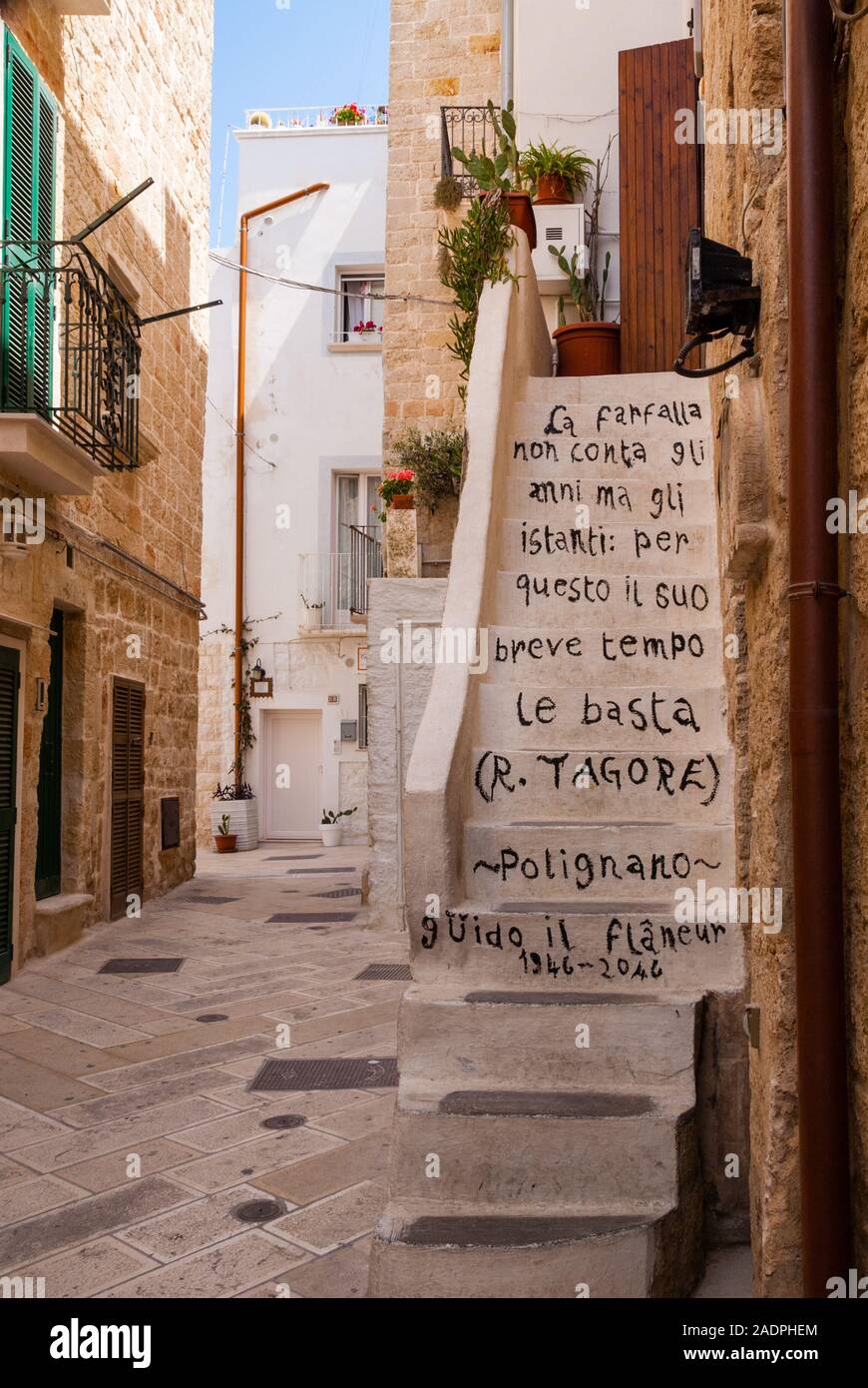 Zitat des Dichters R. Tagore auf einem Stiegenaufgang in Polignano a Mare (Apulien), Süditalien Stock Photo