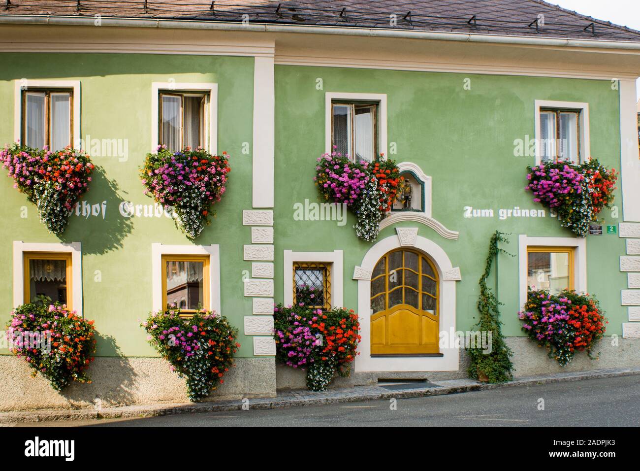 Gasthof zum grünen Specht, Blumenschmuck in Oberzeiring, Steiermark Österreich Stock Photo