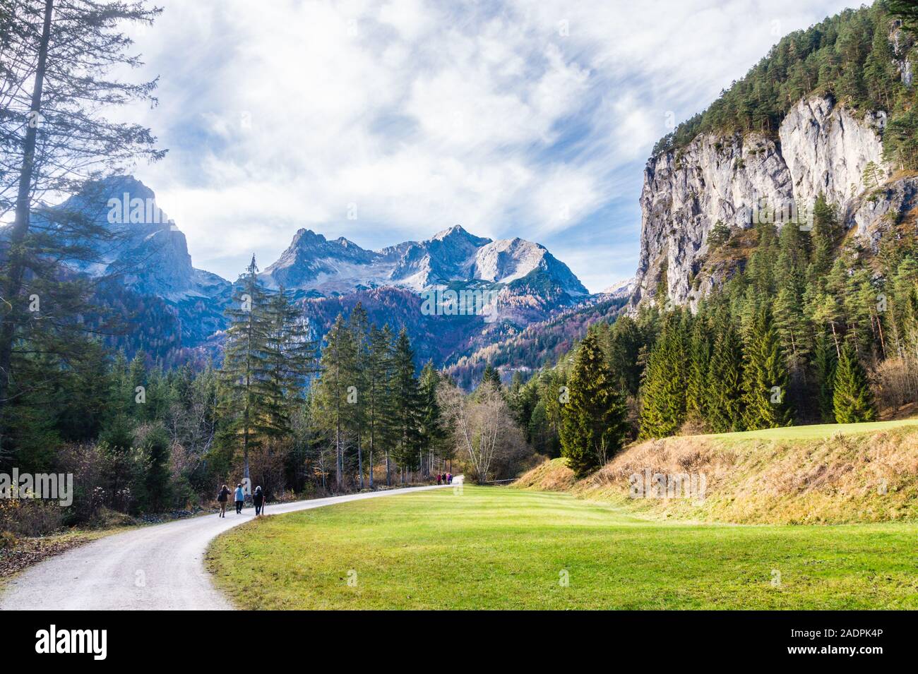 Wanderung von Hinterstoder über den Schiederweiher zum Polsterstüberl mit Blick auf die Berge Spitzmauer und Großer Priel, Oberösterreich, Europa Stock Photo