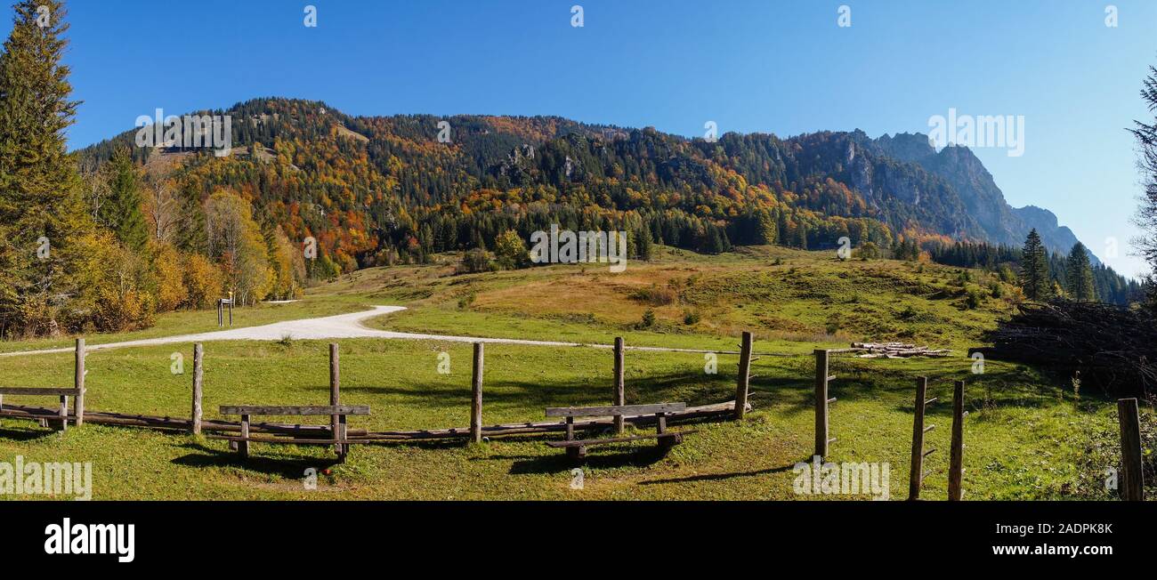 Panoramabild - Alm am Hengstpass mit Blick auf die Karlhütte und Kampermauer, Oberösterreich Stock Photo