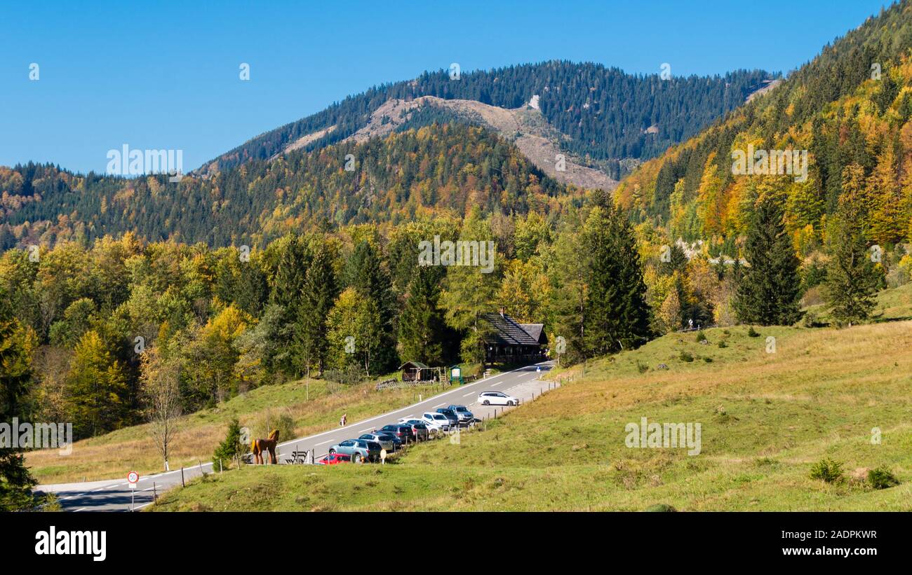 Alm am Hengstpass mit Blick auf die Karlhütte und Parkplatz, Oberösterreich Stock Photo