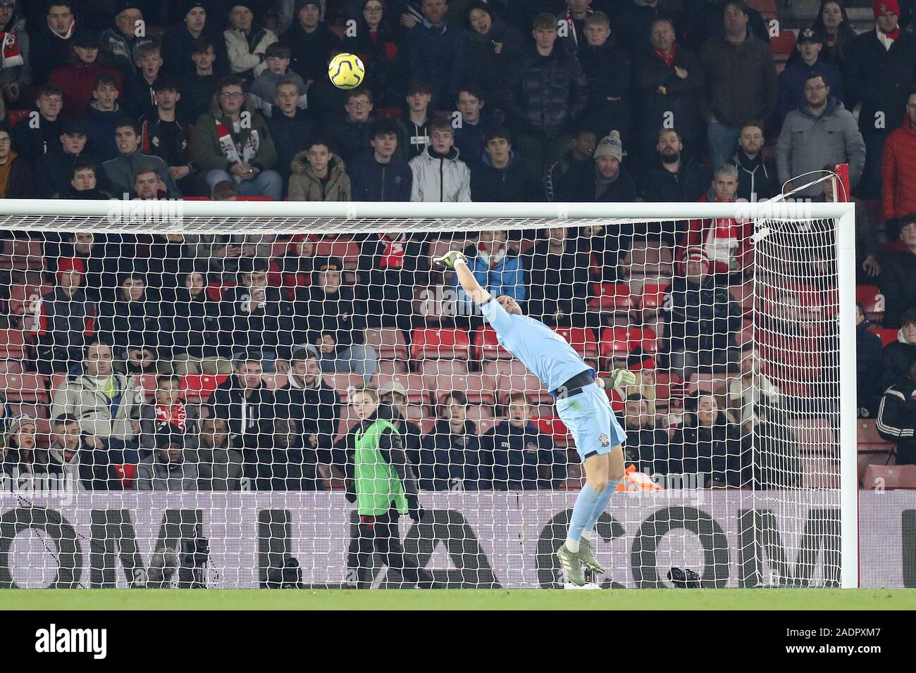 SOUTHAMPTON, ENGLAND - DECEMBER 4TH Southampton goalkeeper Alex McCarthy tips the ball over the ball during the Premier League match between Southampton and Norwich City at St Mary's Stadium, Southampton on Wednesday 4th December 2019. (Credit: Jon Bromley | MI News) Editorial Use Only Credit: MI News & Sport /Alamy Live News Stock Photo