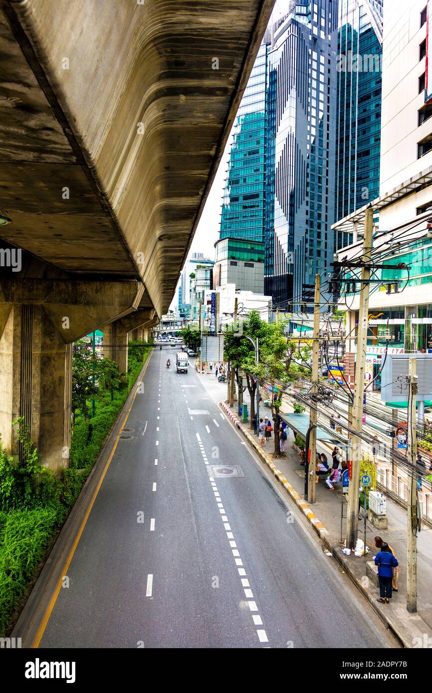 Road in Sukhumvit, Khwaeng Khlong Tan, Bangkok, Thailand Stock Photo