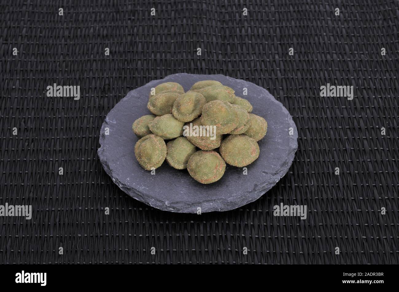 Wasabi-Nüsse (Erdnüsse in knusprig-scharfem Wasabi-Mantel) Stock Photo