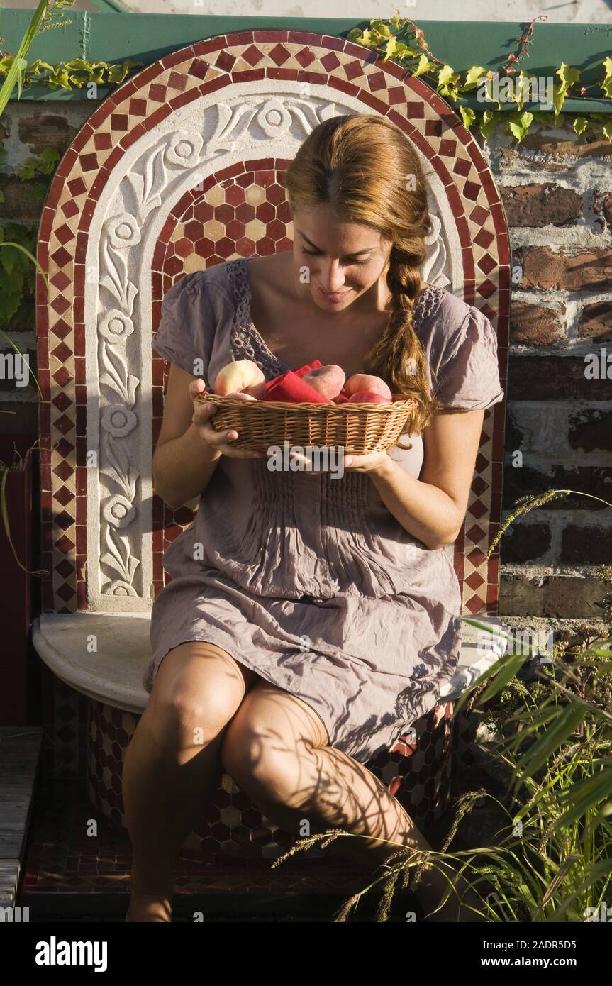 Mädchen mit Pfirsich - Girl with Peach Stock Photo