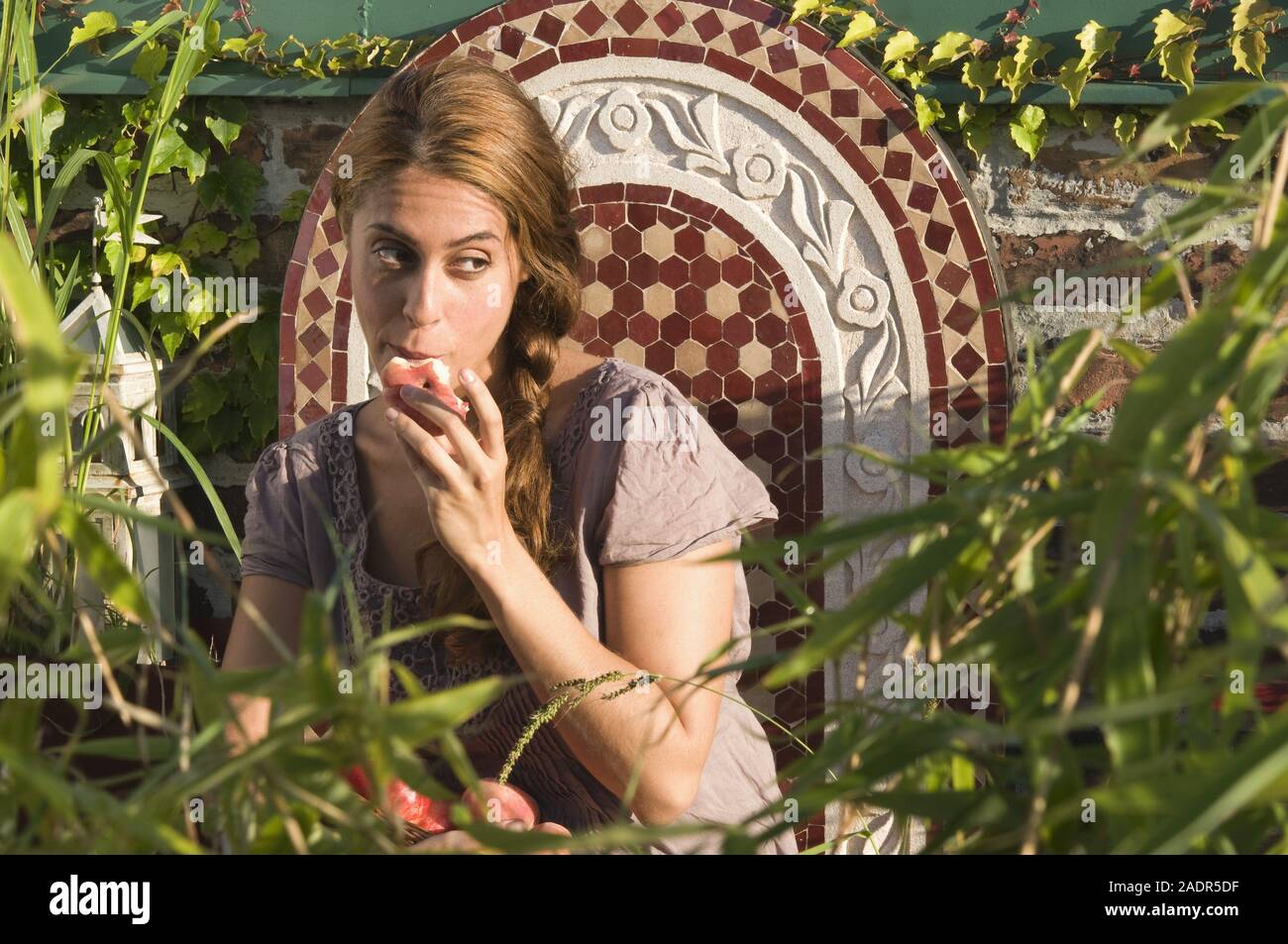 Mädchen mit Pfirsich - Girl with Peach Stock Photo