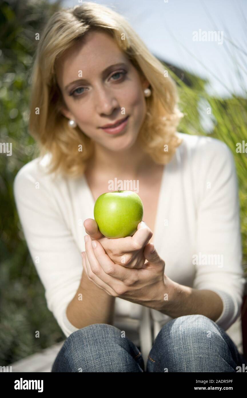 Mädchen mit apfel hi-res stock photography and images - Alamy