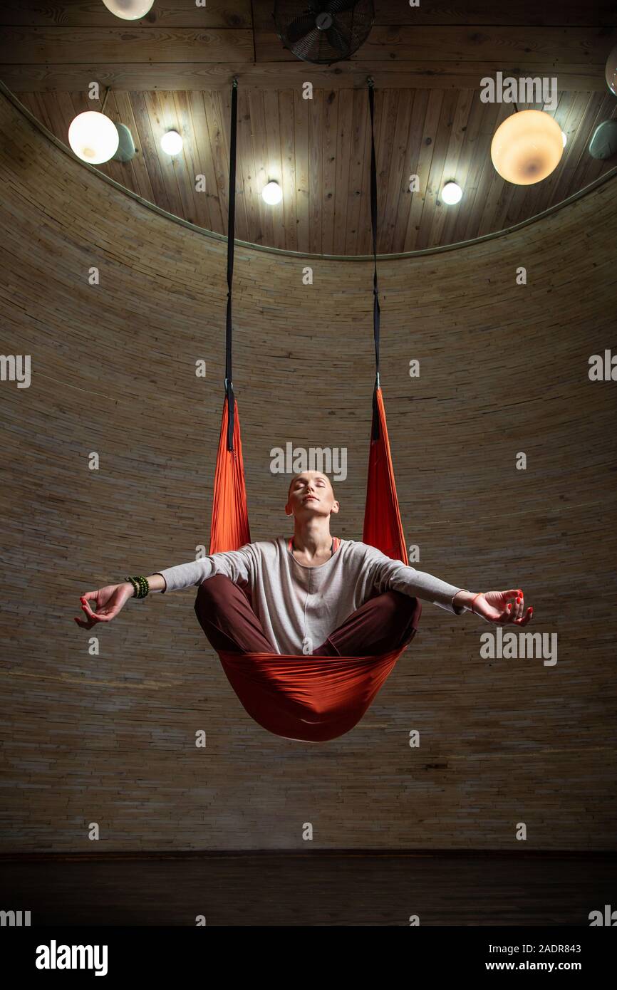 Hammock yoga hires stock photography and images Alamy