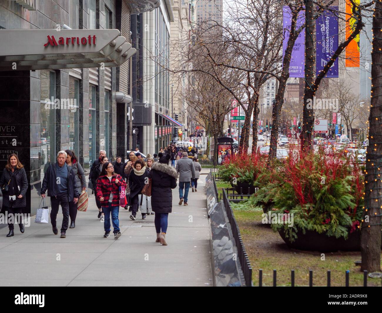 Chicago magnificent mile shopping hi-res stock photography and images 