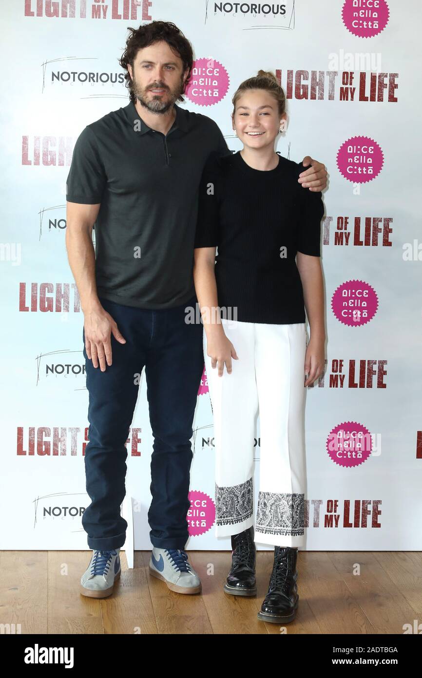 Rome, Bernini hotel, photocall film 'Light of my life'. Pictured: Casey Affleck and Anna Pniowsky Where: Rome, Italy When: 03 Nov 2019 Credit: IPA/WENN.com  **Only available for publication in UK, USA, Germany, Austria, Switzerland** Stock Photo