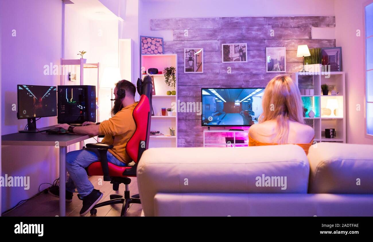 Couple gaming online chair