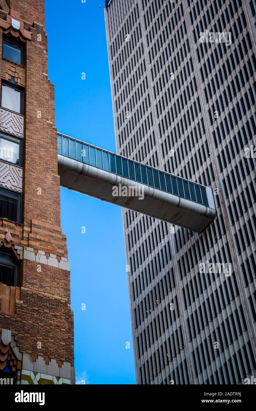 Detroit Skybridge, connecting the 16th floors of the Guardian Building and One Woodward, designed in 1976, Detroit, Michigan, USA Stock Photo