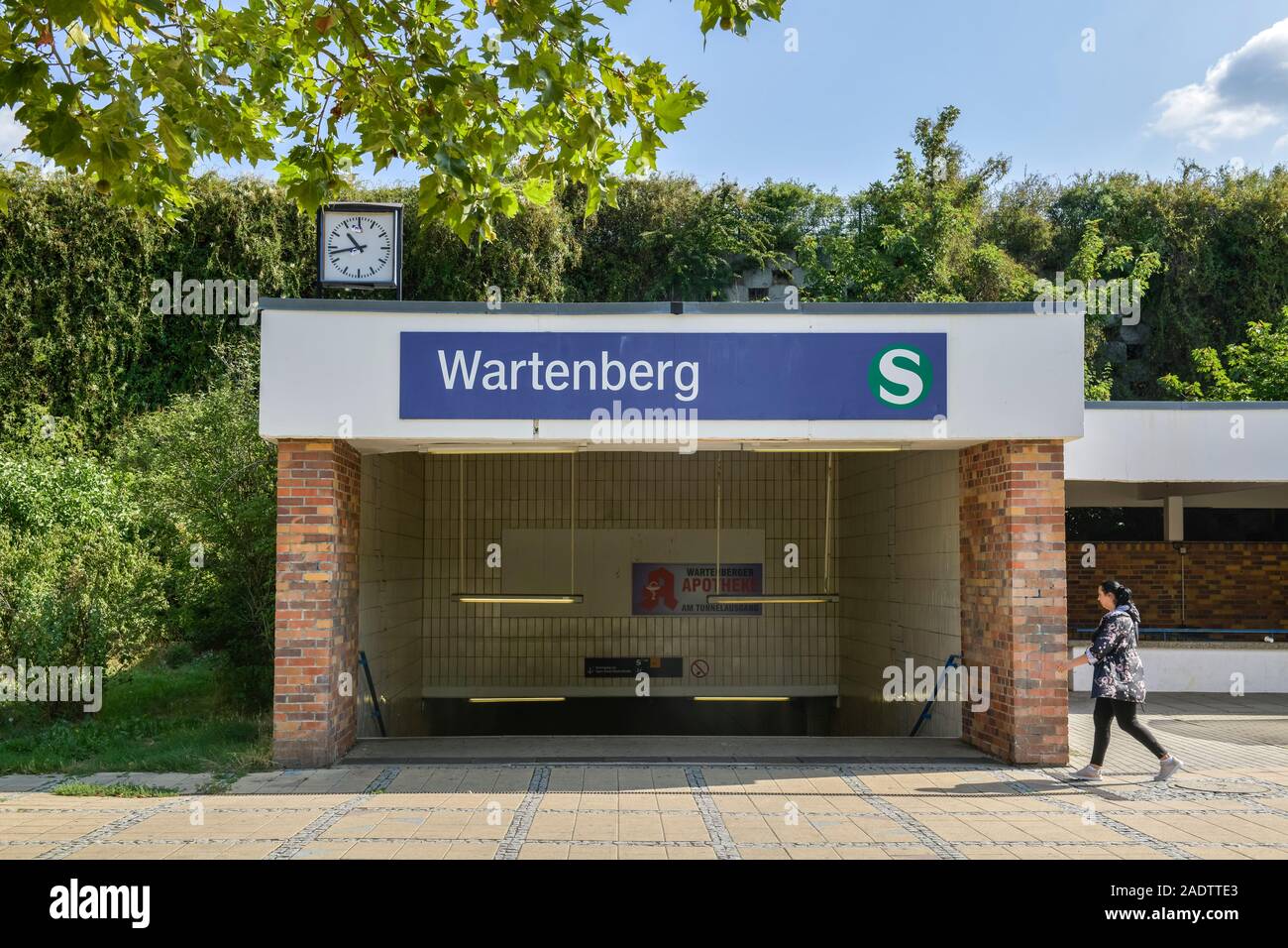 Vorplatz, S-Bahnhof Wartenberg, Ribnitzer Straße, Wartenberg, Lichtenberg, Berlin, Deutschland Stock Photo
