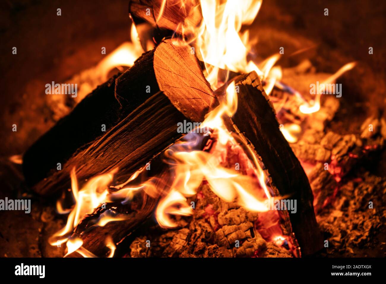 Burning campfire wooden logs hi-res stock photography and images - Alamy