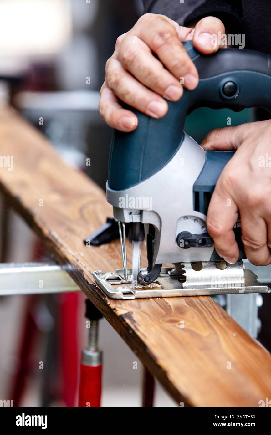 Jigsaw cutting hi res stock photography and images Alamy