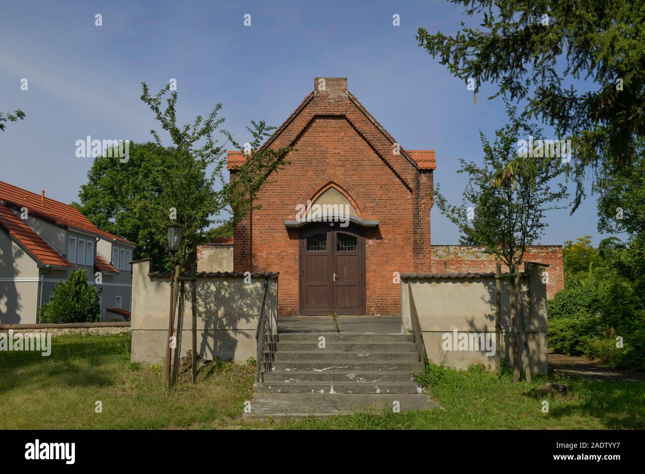 Kapelle, Friedhof, Dorfstraße, Falkenberg, Lichtenberg, Berlin, Deutschland Stock Photo