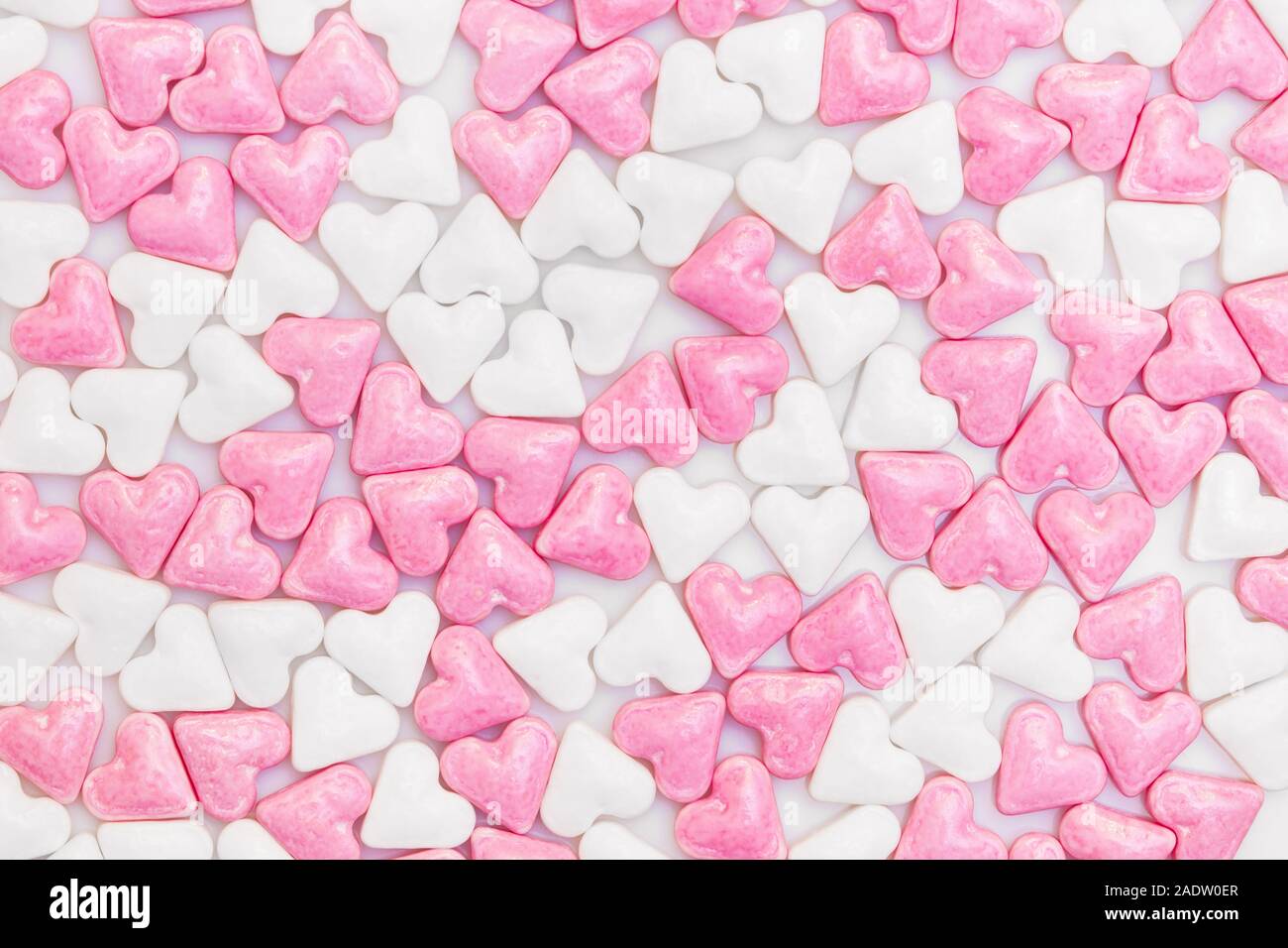 Viele Zuckerherzen in Weiß und Rosa, Hintergrund Herzen aus Zucker, love card Stock Photo