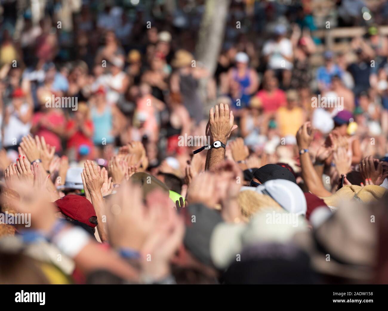 Hands clapping concert hi-res stock photography and images - Alamy