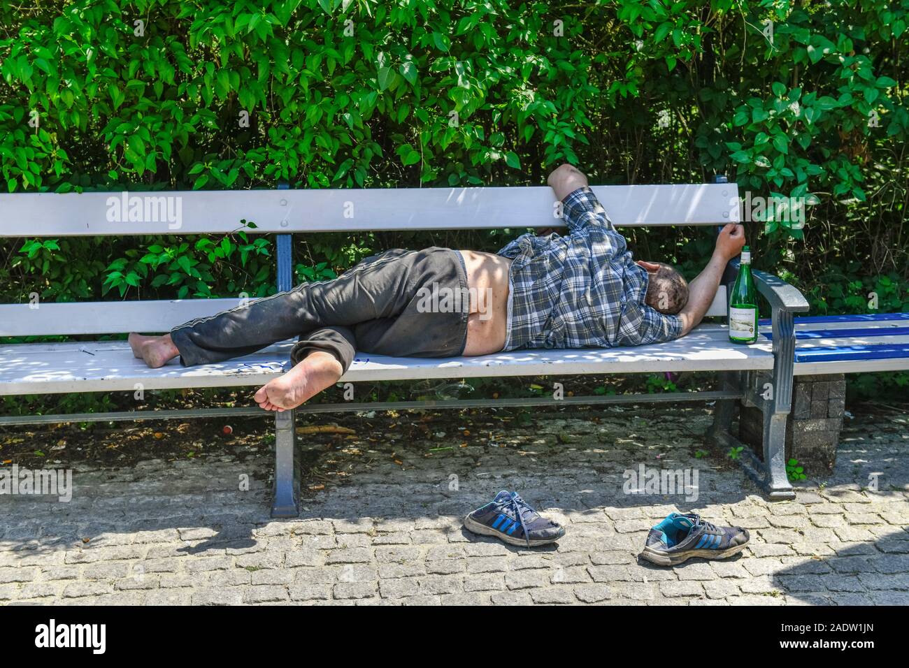 Obdachloser, Bank, Bahnhof Grunewald, Charlottenburg-Wilmersdorf, Berlin, Deutschland Stock Photo