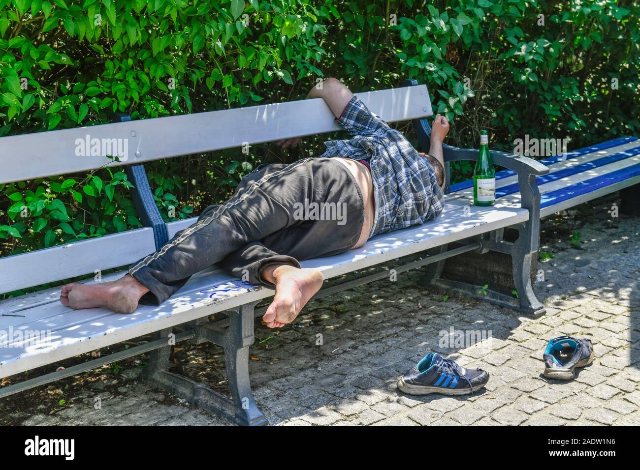 Obdachloser, Bank, Bahnhof Grunewald, Charlottenburg-Wilmersdorf, Berlin, Deutschland Stock Photo