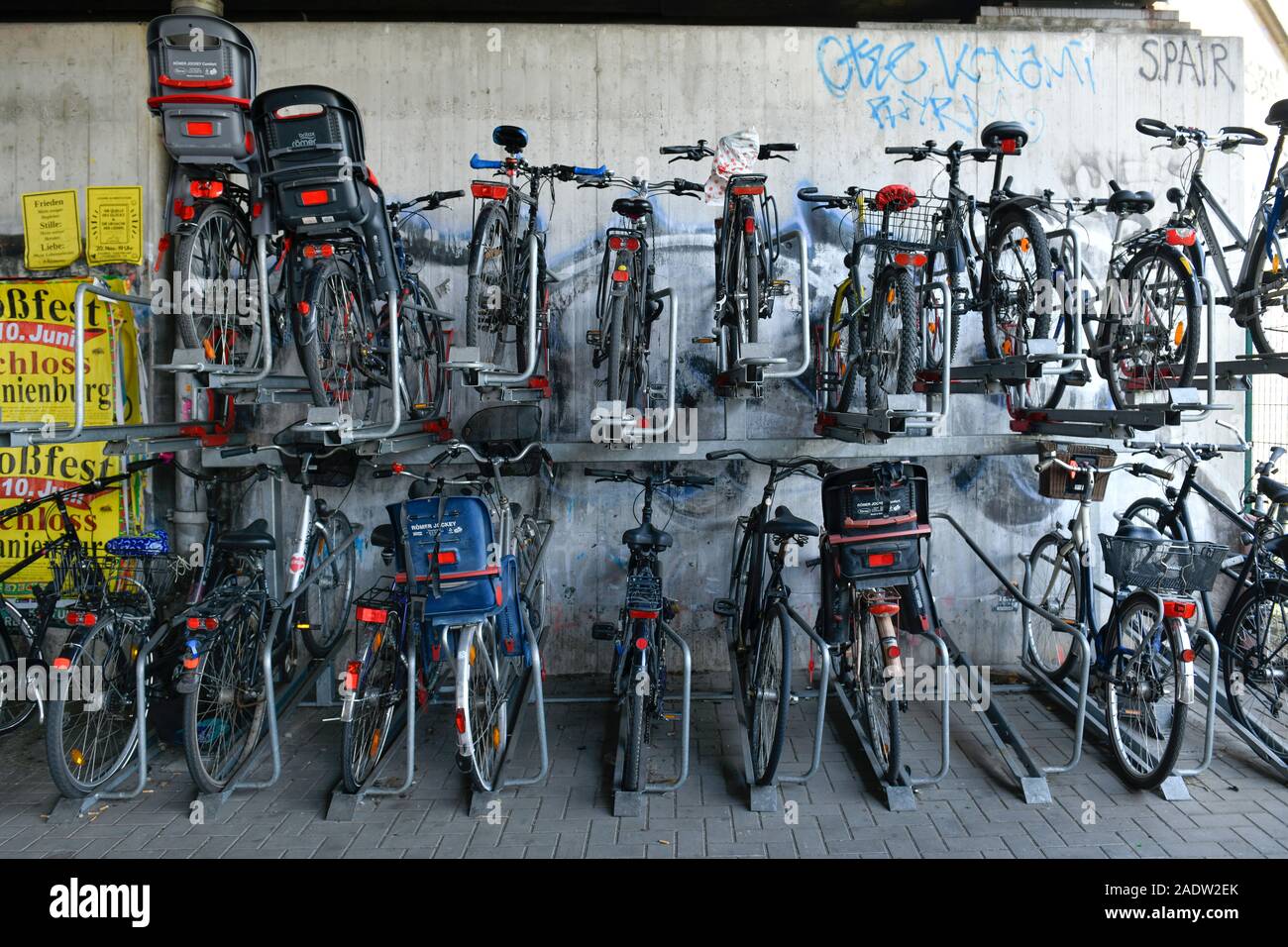 Fahrradständer, U-Bahnhof, Garbatyplatz, Berliner Straße, Pankow, Berlin,  Deutschland Stock Photo - Alamy