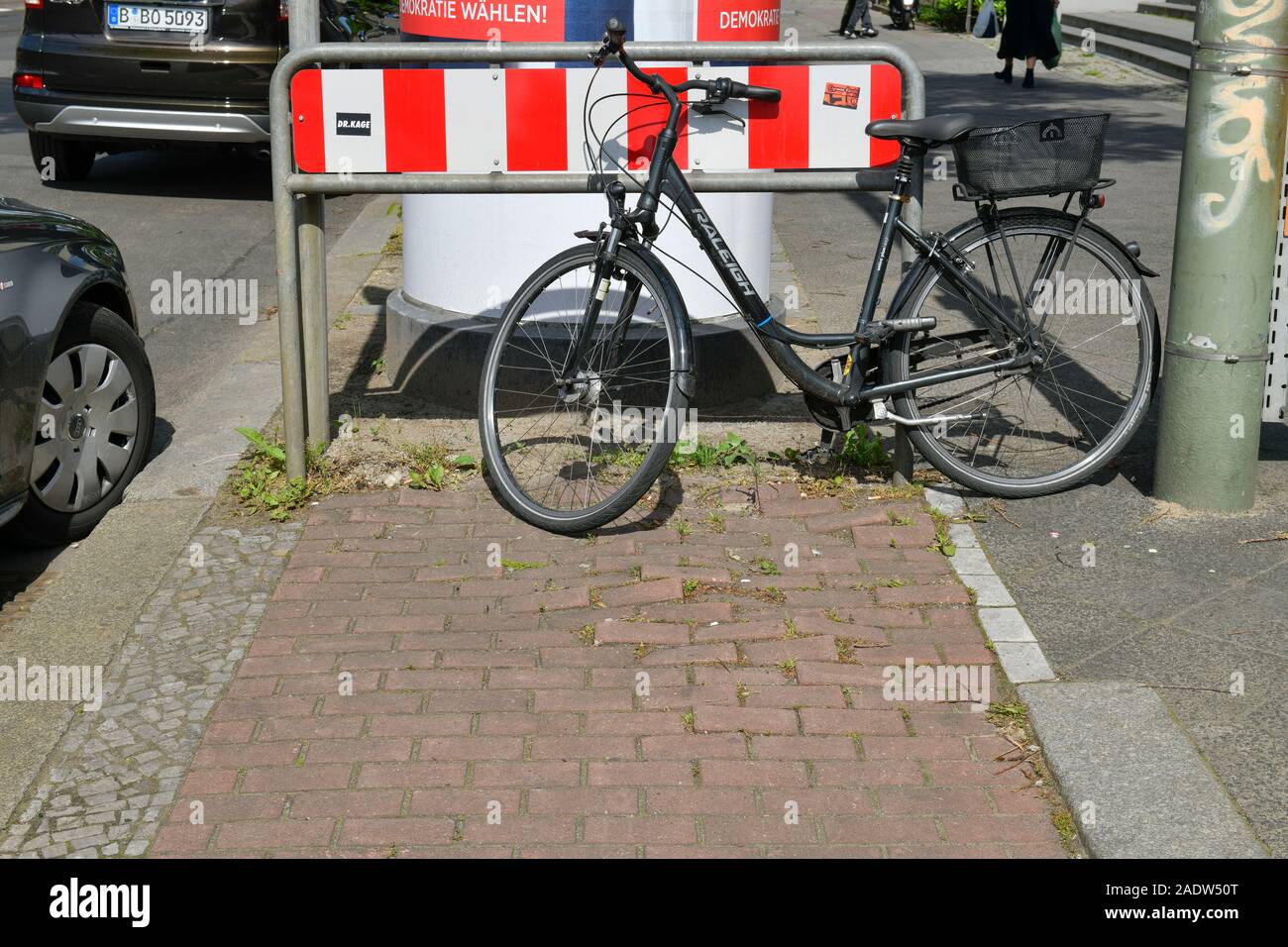 Radweg Ende Behinderung, Breite Straße, Pankow, Berlin, Deutschland Stock Photo