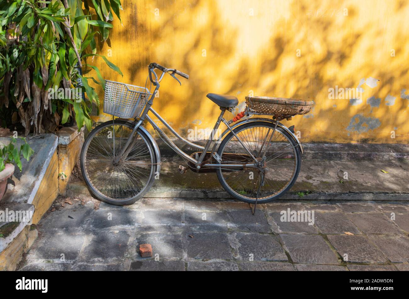Yellow bicycle front hi-res stock photography and images - Alamy