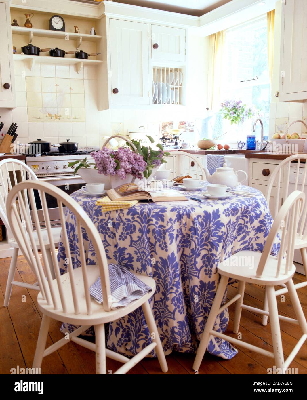Windsor Chair And Table Set / Top 10 Windsor Style Dining Chairs Apartment Therapy : Display your classic sense of style with the traditional winsome wood windsor chairs.