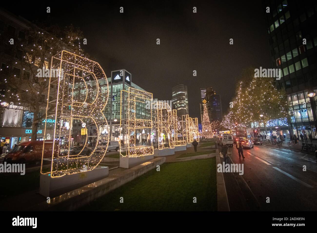 Beleuchtete Berlin Buchstaben in der Nacht am Kurfürstendamm Stock Photo