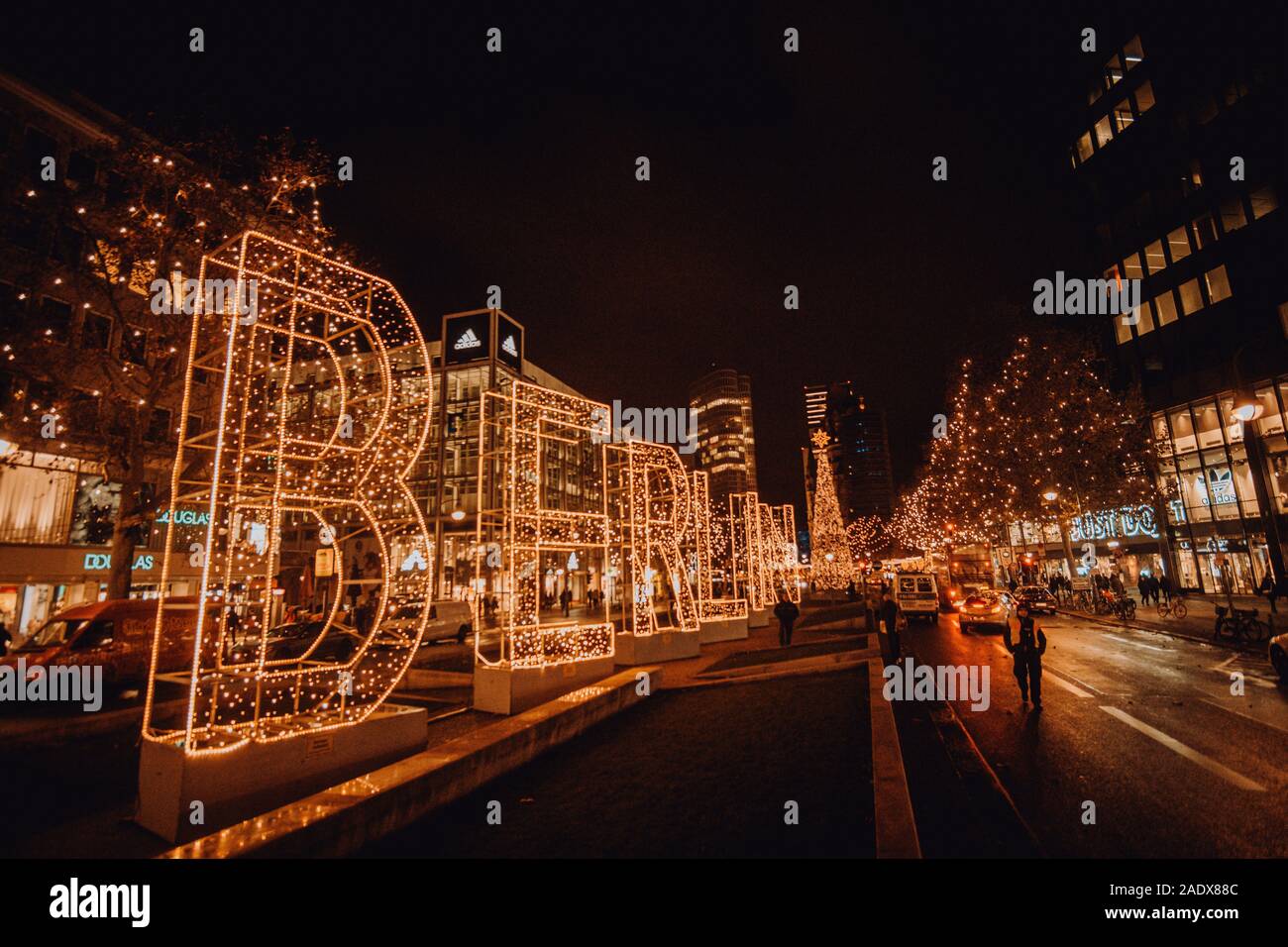 Beleuchtete Berlin Buchstaben in der Nacht am Kurfürstendamm Stock Photo