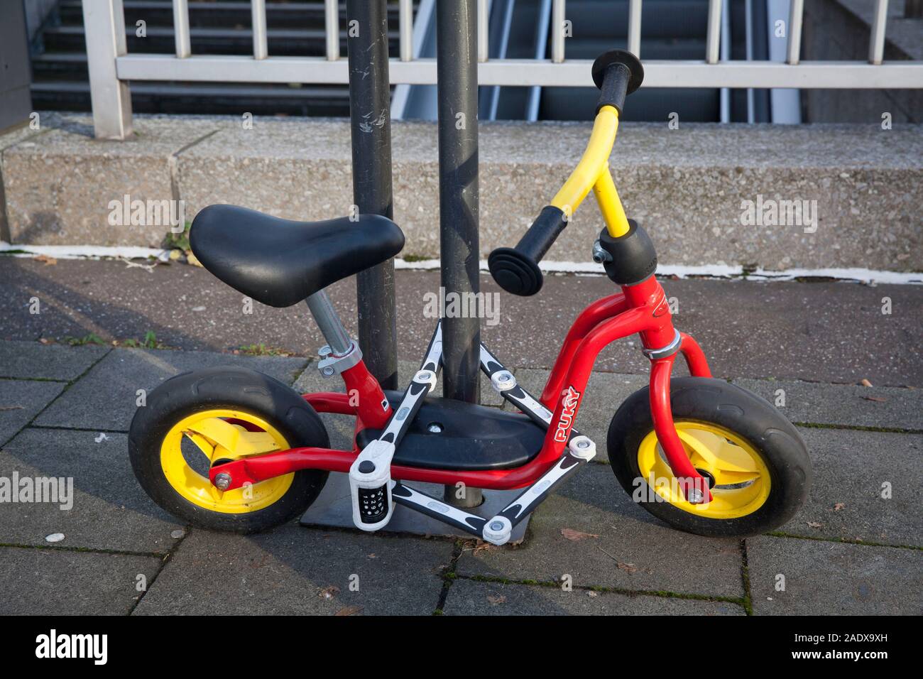 Kinderfahrrad High Resolution Stock Photography and Images - Alamy