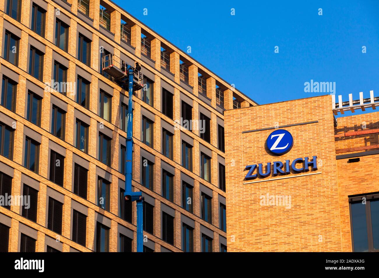 window cleaner at the building of the Zurich Insurance Company in the MesseCity in the district Deutz, Cologne, Germany.  Fensterputzer am Gebaeude de Stock Photo