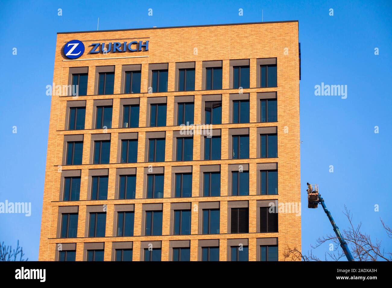 window cleaner at the building of the Zurich Insurance Company in the MesseCity in the district Deutz, Cologne, Germany.  Fensterputzer am Gebaeude de Stock Photo