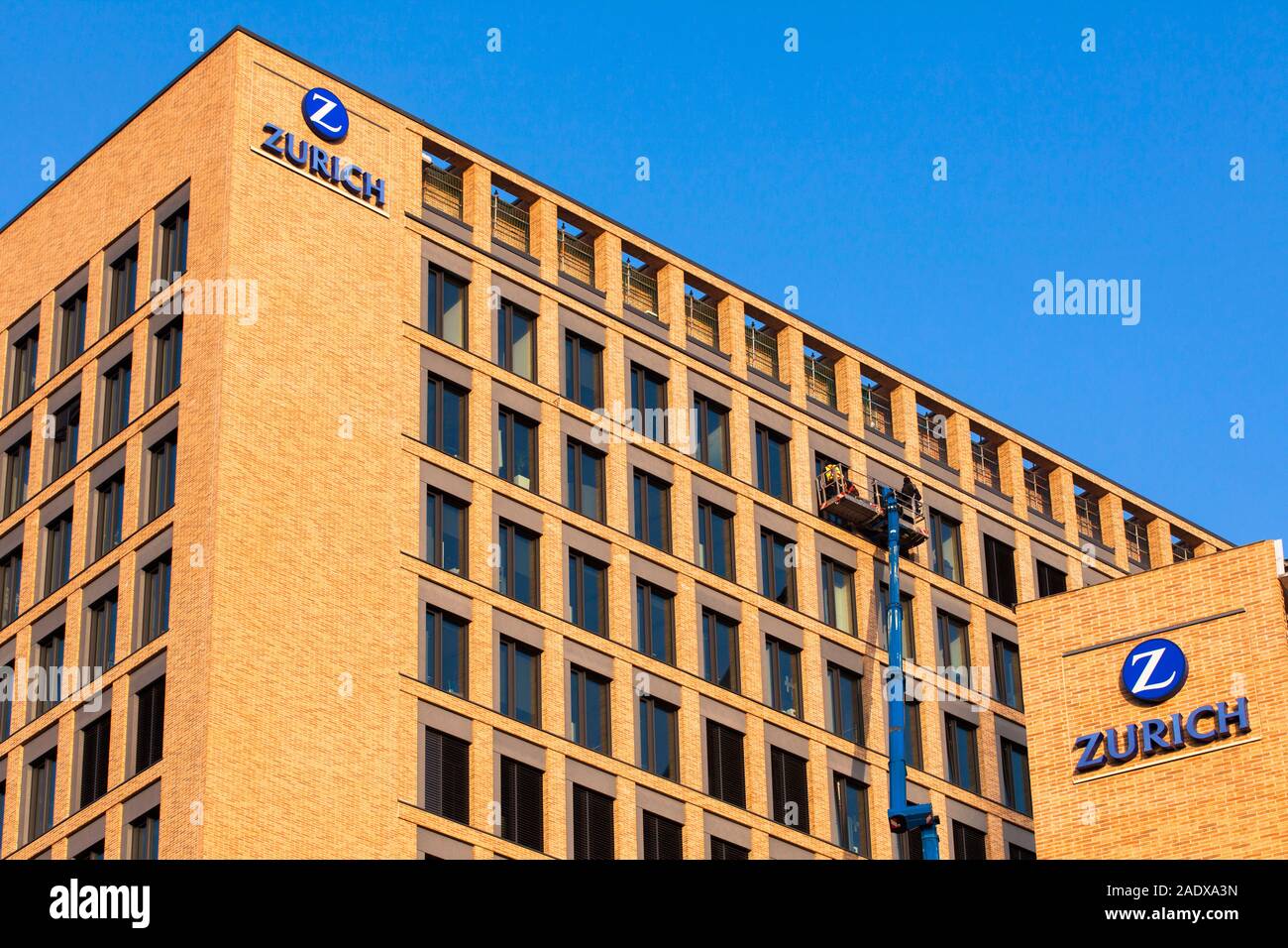 window cleaner at the building of the Zurich Insurance Company in the MesseCity in the district Deutz, Cologne, Germany.  Fensterputzer am Gebaeude de Stock Photo