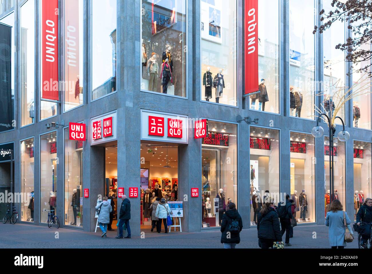 Uniqlo department store at the shopping street Hohe Strasse, Cologne,  Germany. Uniqlo store in der Fussgaengerzone Hohe Strasse, Koeln,  Deutschland Stock Photo - Alamy