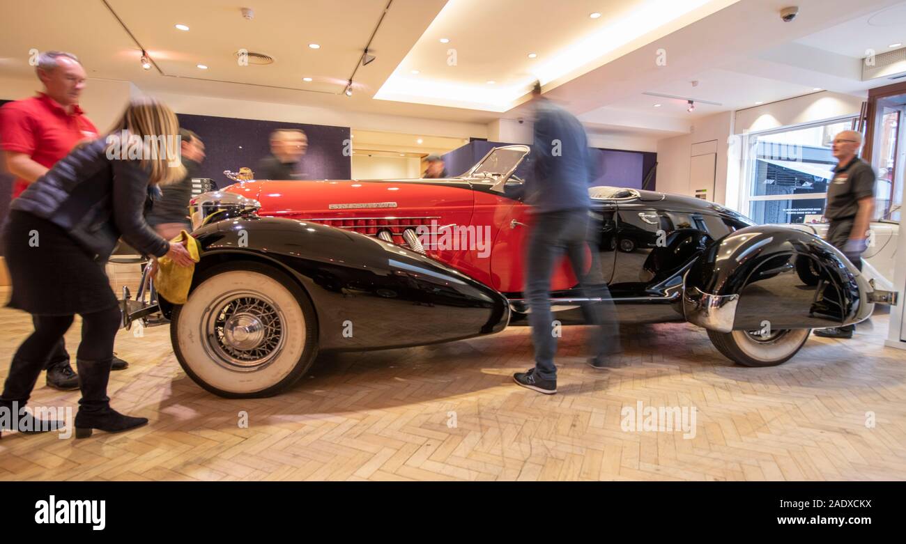 Bonhams, London, UK. 5th December 2019. Bonhams Bond Street Fine Collectors’ Motor Car sale preview includes cars owned by Jay Kay, Barbara Hutton, HRH The Prince of Wales, Jools Holland. The sale takes place on 7th December. Image: Ex-Barbara Hutton 1935 Auburn 851 Supercharged Boattail Speedster is manoeuvred into Bonhams. First owned by the ‘poor little rich girl’ Woolworth heiress and 1930s socialite, who bought it for her first husband, Prince Alexis Mdivani. Estimate £650,000–750,000. Credit: Malcolm Park/Alamy Live News. Stock Photo