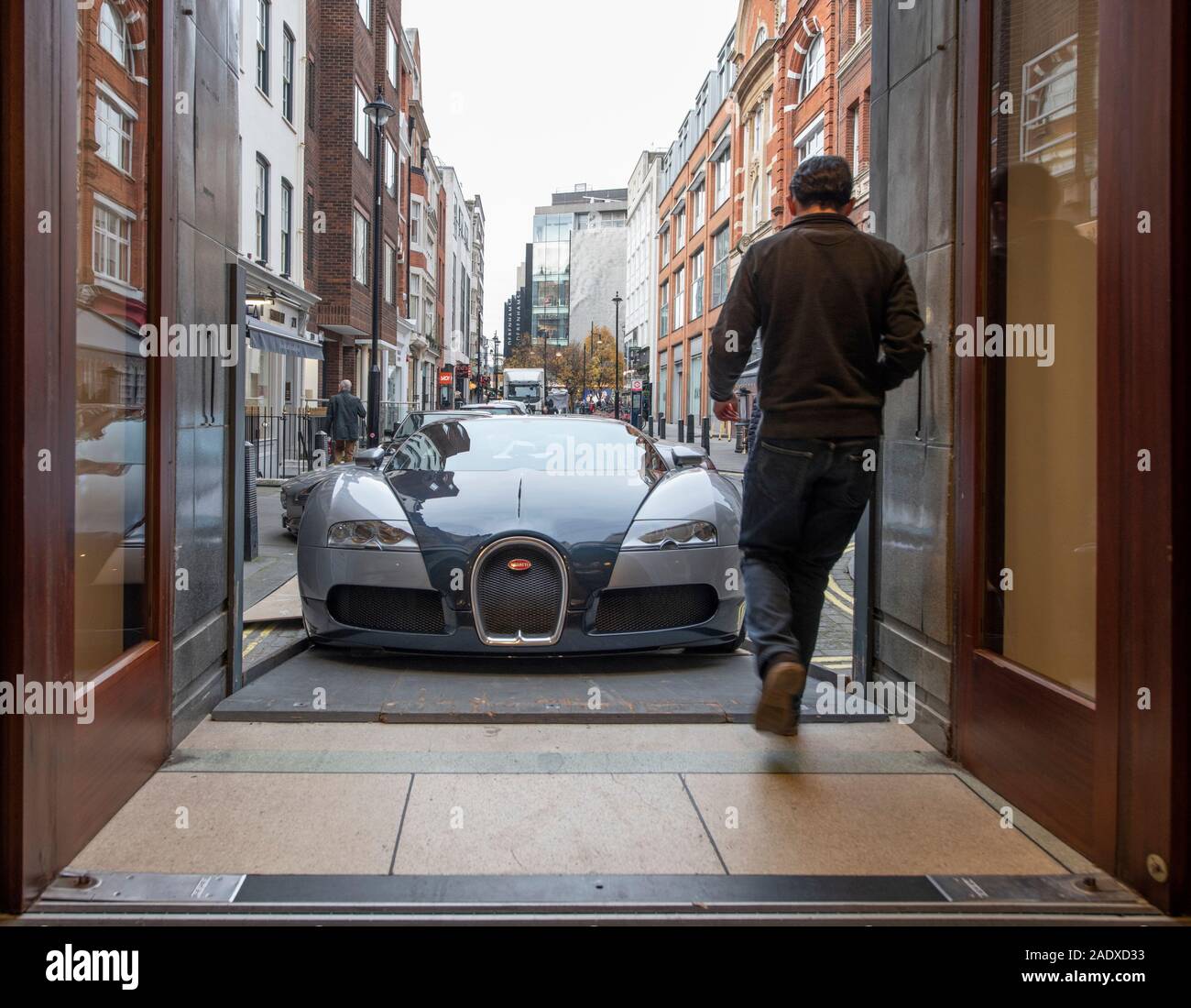 Bonhams, London, UK. 5th December 2019. Bonhams Bond Street Fine Collectors’ Motor Car sale preview includes cars owned by Jay Kay, Barbara Hutton, HRH The Prince of Wales, Jools Holland. The sale takes place on 7th December. Image: Tight fit for The first UK supplied example 2006 Bugatti Veyron EB 16.4 Coupé. Estimate: £850,000-1,250,000. Credit: Malcolm Park/Alamy Live News. Stock Photo