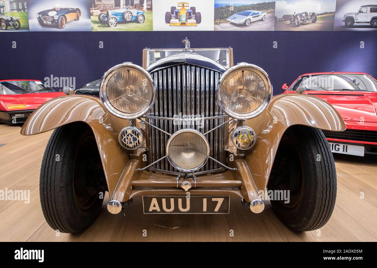 Bonhams, London, UK. 5th December 2019. Bonhams Bond Street Fine Collectors’ Motor Car sale preview includes cars owned by Jay Kay, Barbara Hutton, HRH The Prince of Wales, Jools Holland. The sale takes place on 7th December. Image: 1933 Bentley 3½-Litre Cabriolet. Coachwork by Barker & Co. Estimate: £130,000-160,000. Credit: Malcolm Park/Alamy Live News. Stock Photo