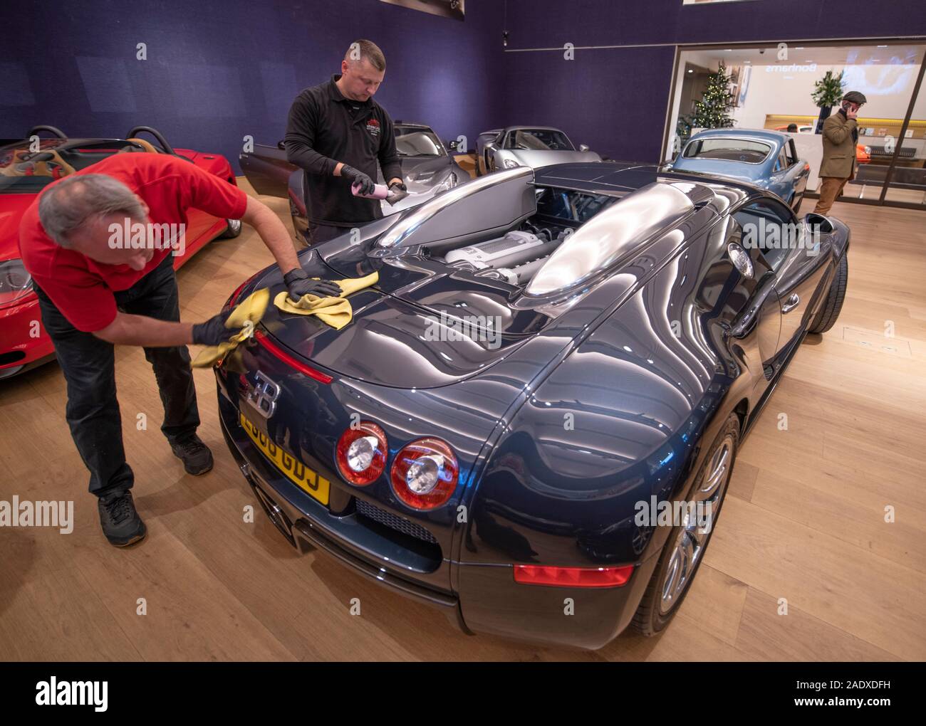 Bonhams, London, UK. 5th December 2019. Bonhams Bond Street Fine Collectors’ Motor Car sale preview includes cars owned by Jay Kay, Barbara Hutton, HRH The Prince of Wales, Jools Holland. The sale takes place on 7th December. Image: Final polish for The first UK supplied example 2006 Bugatti Veyron EB 16.4 Coupé. Estimate: £850,000-1,250,000. Credit: Malcolm Park/Alamy Live News. Stock Photo