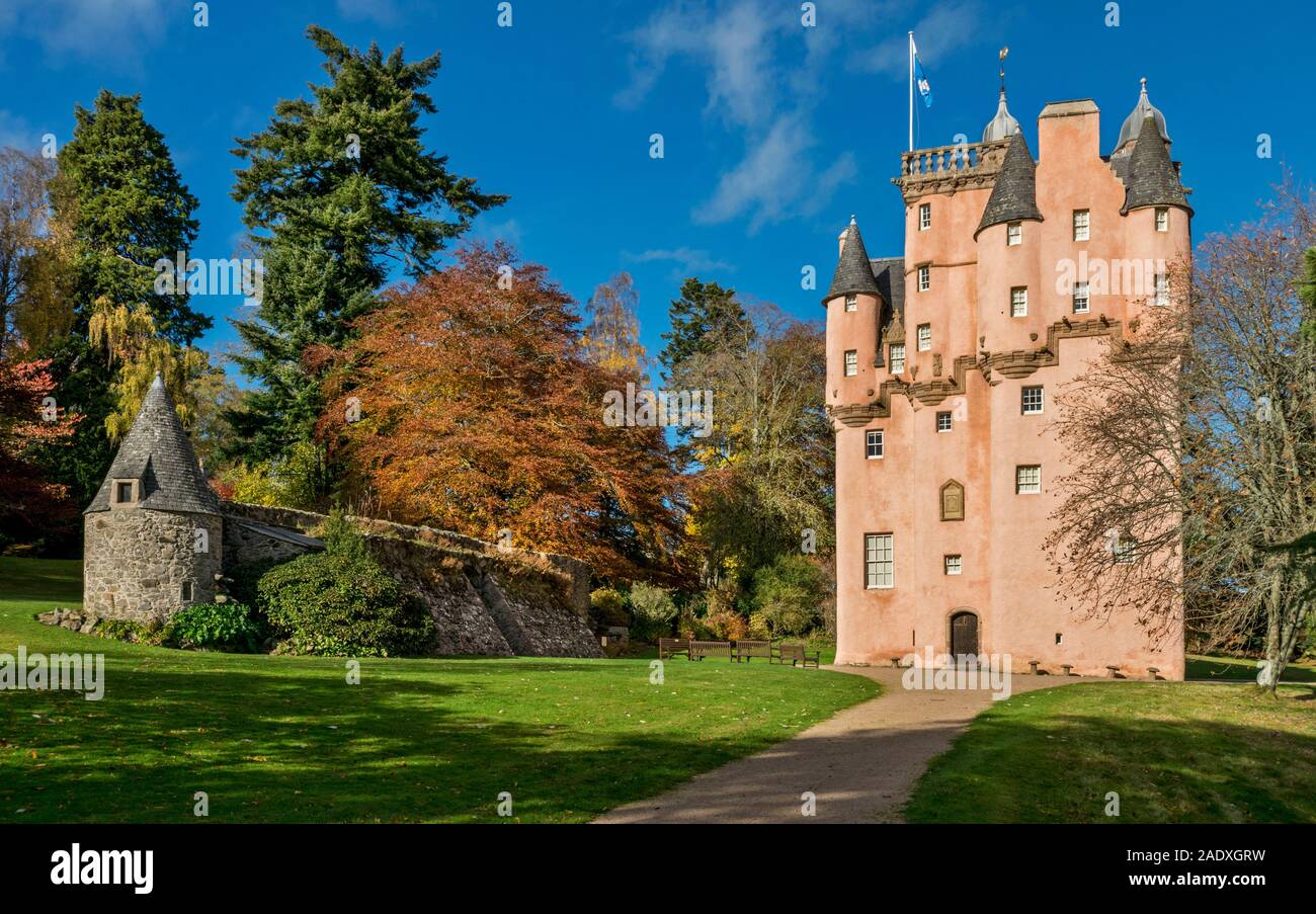 CRAIGIEVAR CASTLE ABERDEENSHIRE SCOTLAND PINK CASTLE SURROUNDED BY TREES WITH COLOURED AUTUMNAL LEAVES Stock Photo