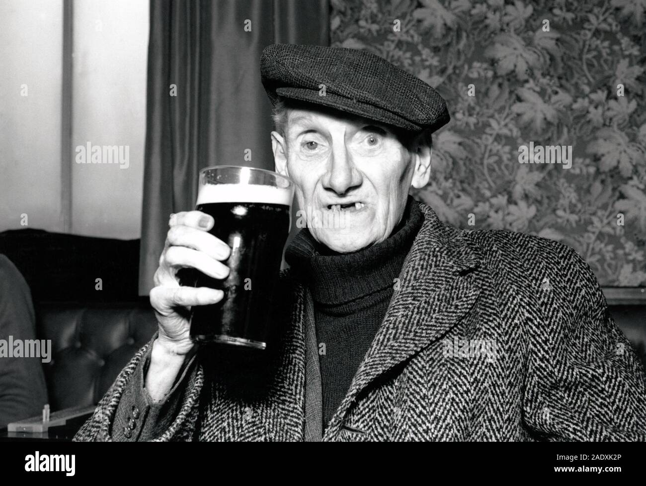 Elderly man in pub, Nottingham 1981 Stock Photo