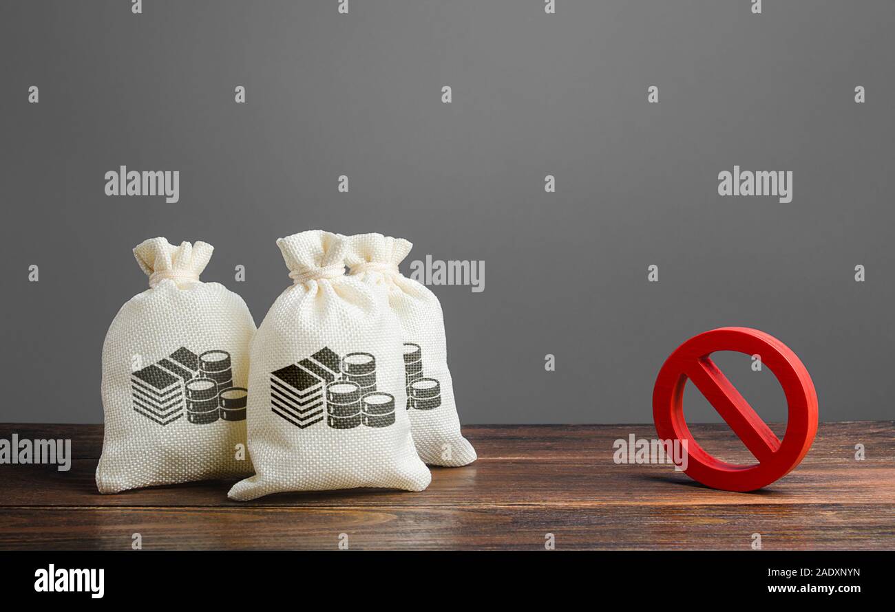 Money bags and red prohibition sign no. Restrictions on the export of capital, Economic pressure and sanctions. Lack of investment and inflow of finan Stock Photo