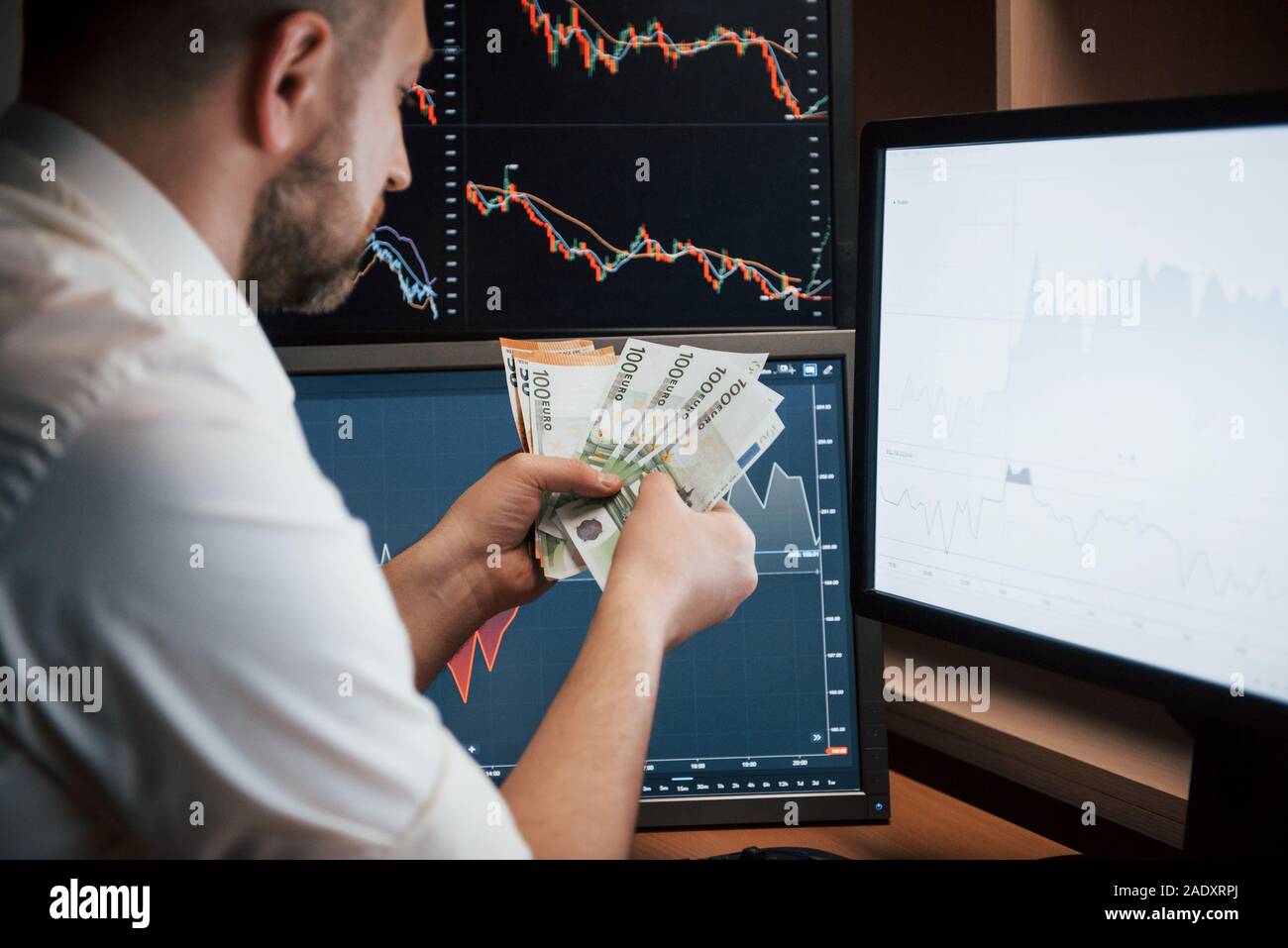 Торговля на бирже. Трейдер на бирже. Рынок форекс. Радостный бизнесмен. Фондовый рынок.