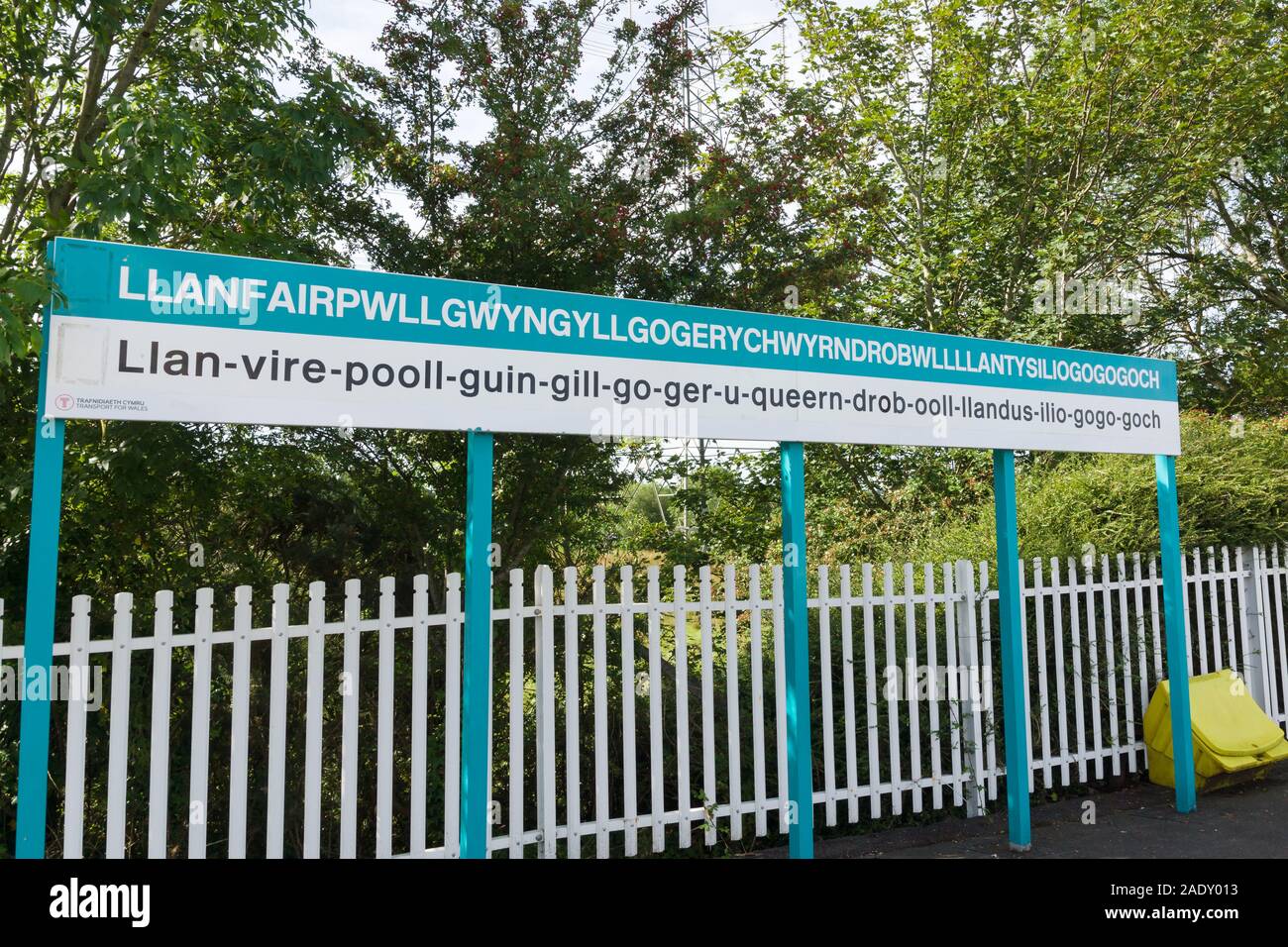 Llanfairpwllgwyngyllgogerychwyrndrobwllllantysiliogogogoch railway station listed as one of the longest place names in Europe Stock Photo